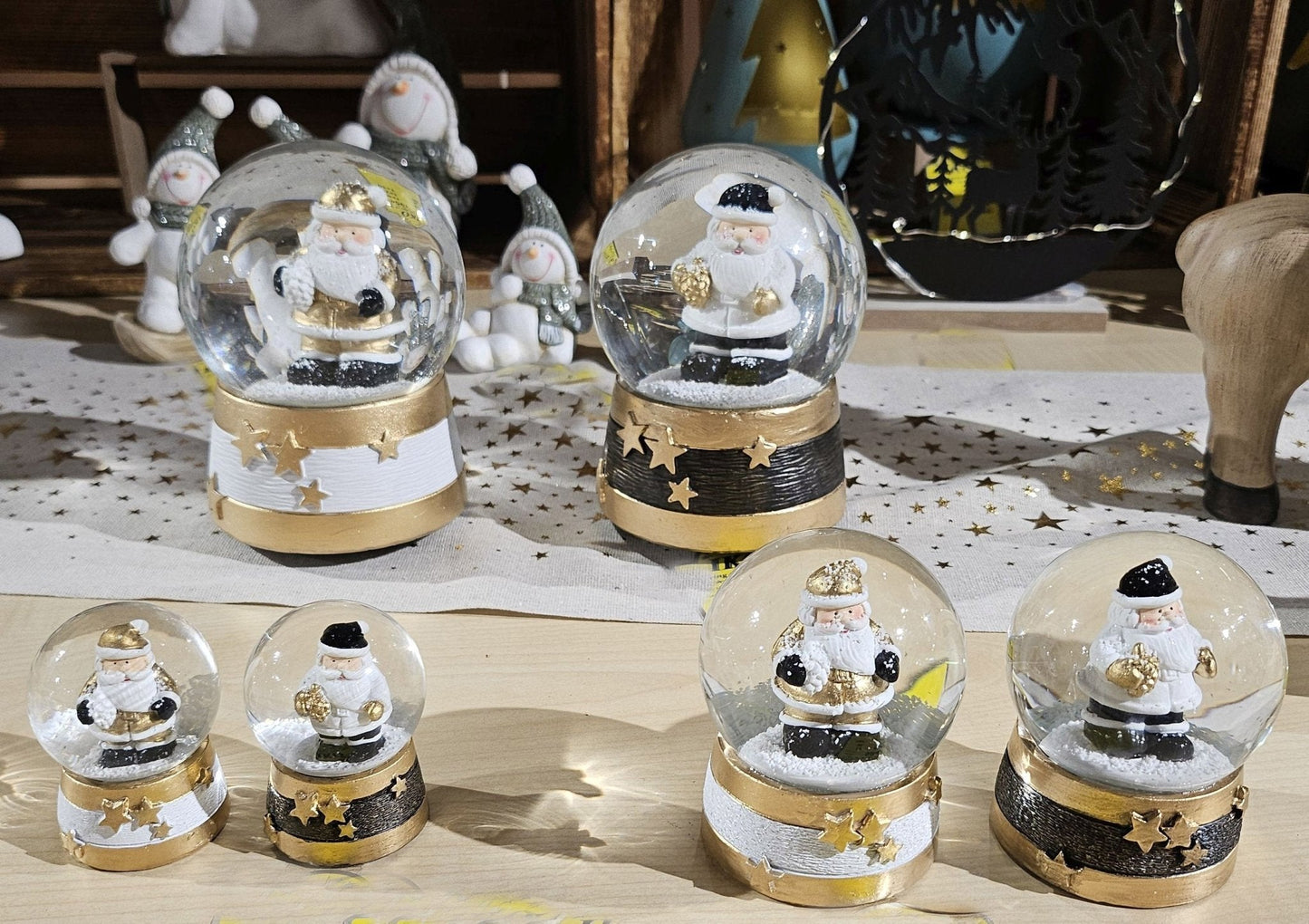 2 moderne Schneekugeln Weihnachtsmann schwarz weiß gold mit Sockel Sterne B: 65mm - Schneekugelhaus