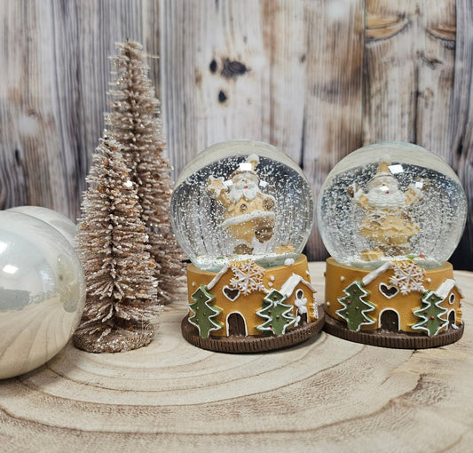2 Süße Schneekugeln Zuckerbäcker auf Sockel Weihnachten 65 mm Durchmesser - Schneekugelhaus