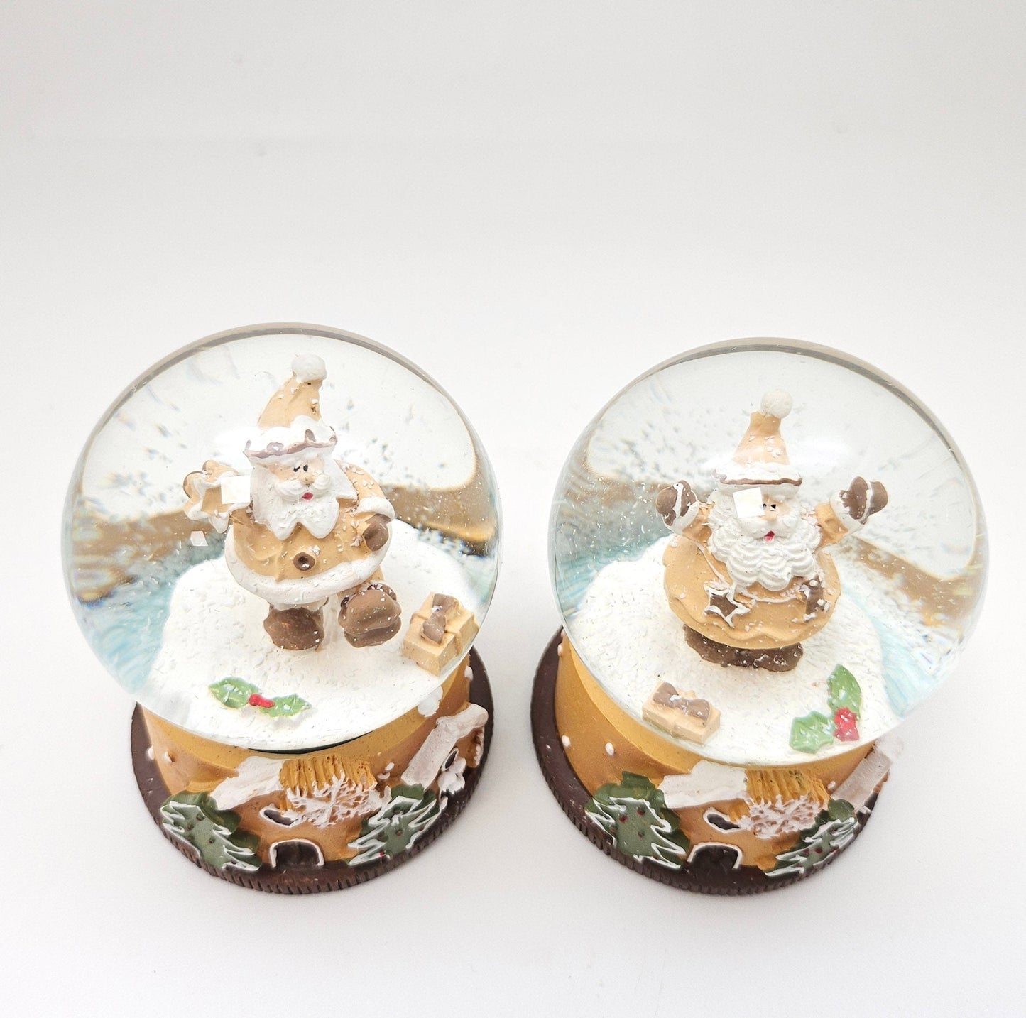 2 Süße Schneekugeln Zuckerbäcker auf Sockel Weihnachten 65 mm Durchmesser - Schneekugelhaus