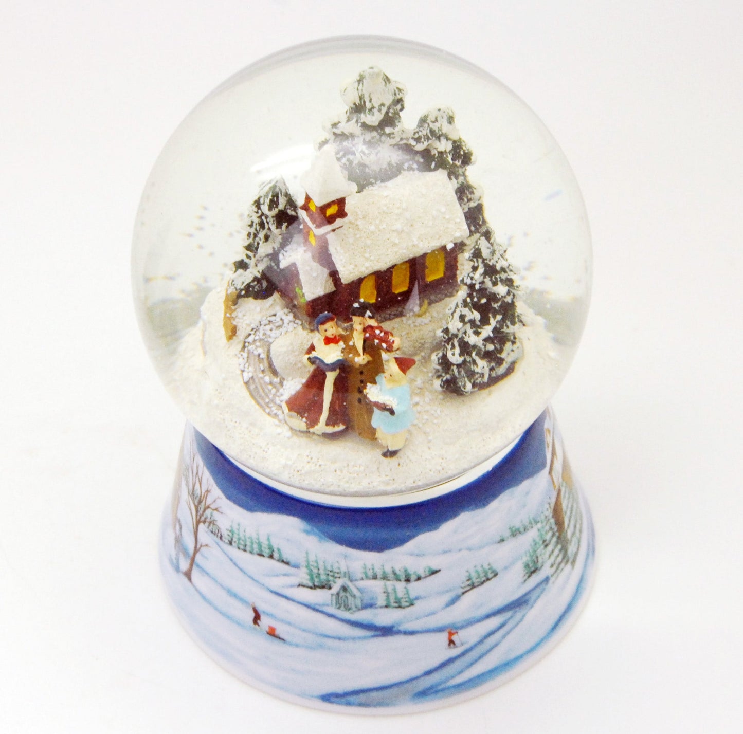 Schneekugel Weihnachtsspaziergang auf Sockel Winterlandschaft mittelblau mit Spieluhr 10 cm Durchmesser