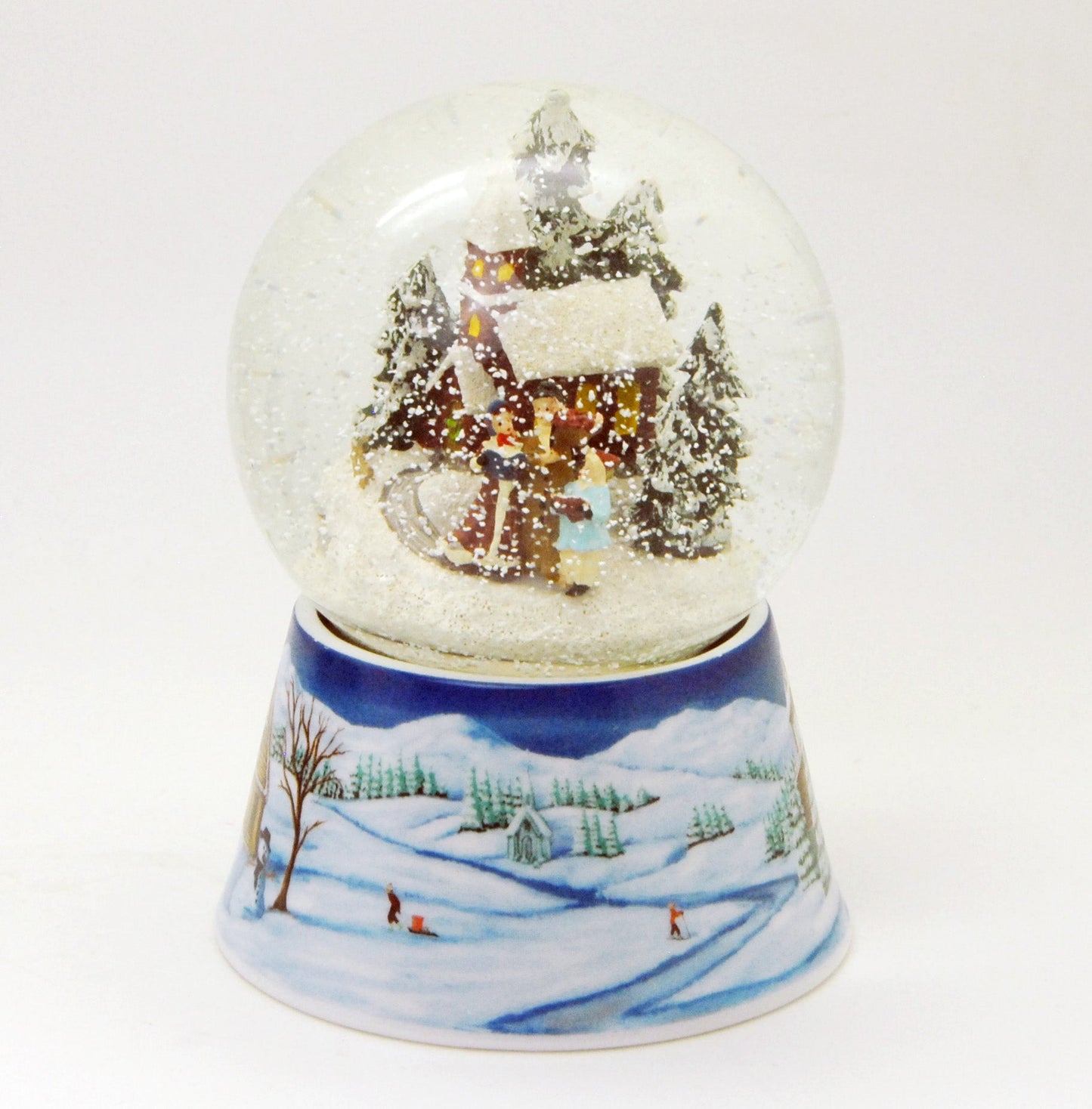 Schneekugel Weihnachtsspaziergang auf Sockel Winterlandschaft mittelblau mit Spieluhr 10 cm Durchmesser
