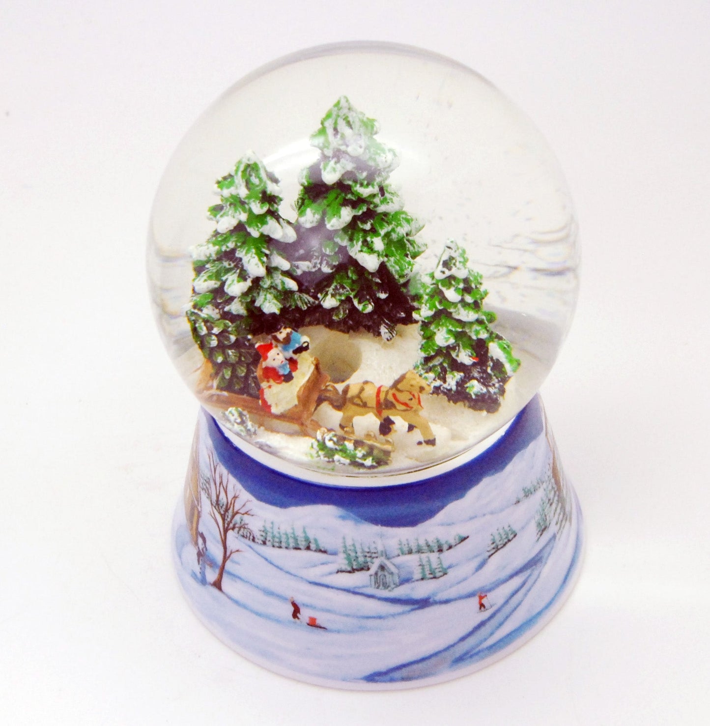 Schneekugel Kutschfahrt auf Sockel Winterlandschaft mittelblau mit Spieluhr 10 cm Durchmesser