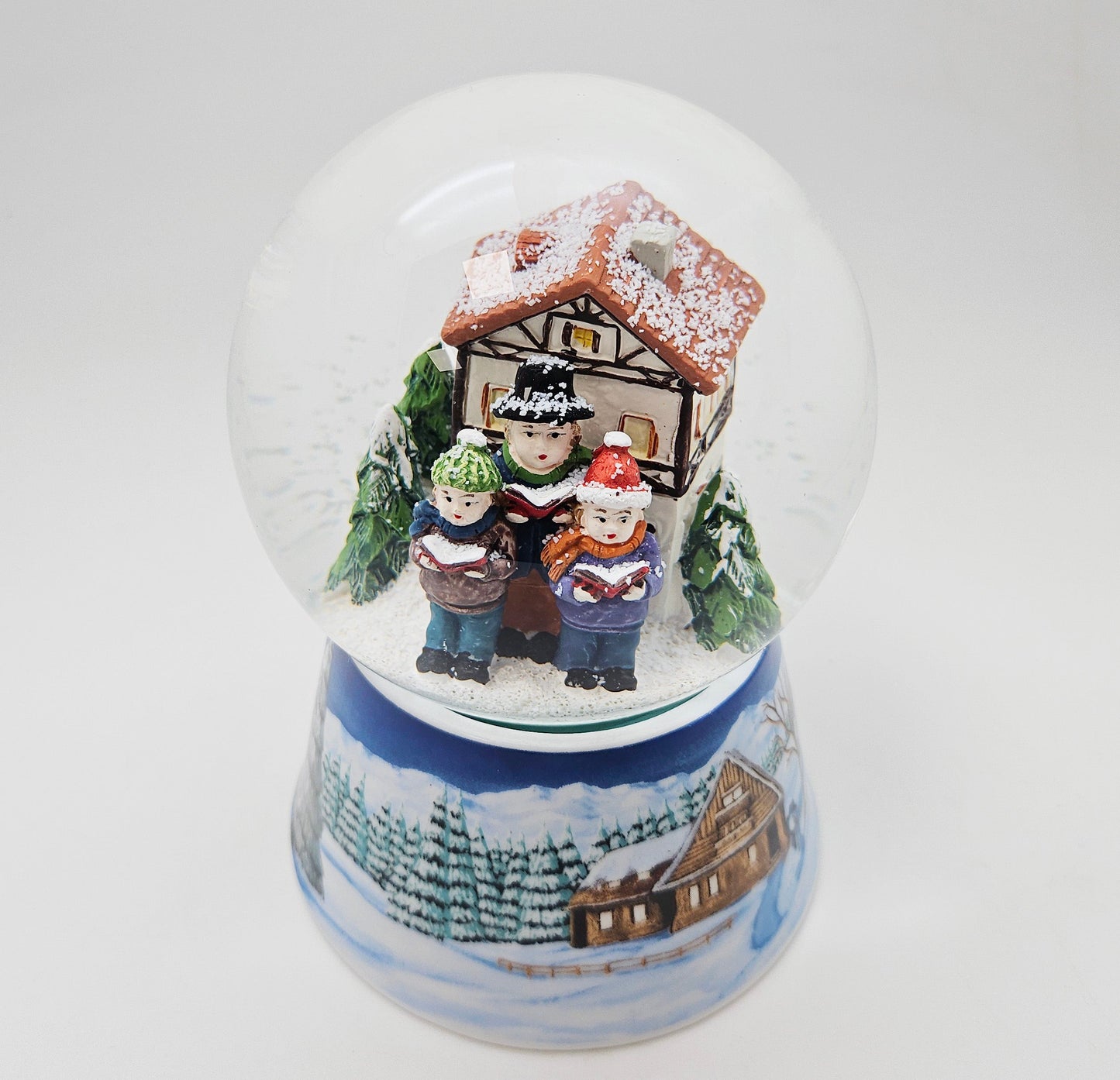 Schneekugel Weihnachtssinger vor Fachwerkhaus auf Sockel Winterlandschaft mit Spieluhr 10 cm Durchmesser