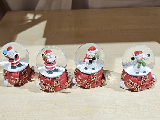 4 süße Mini - Schneekugeln Winter & Weihnacht mit Sockel Winterschal B: 45mm - Schneekugelhaus