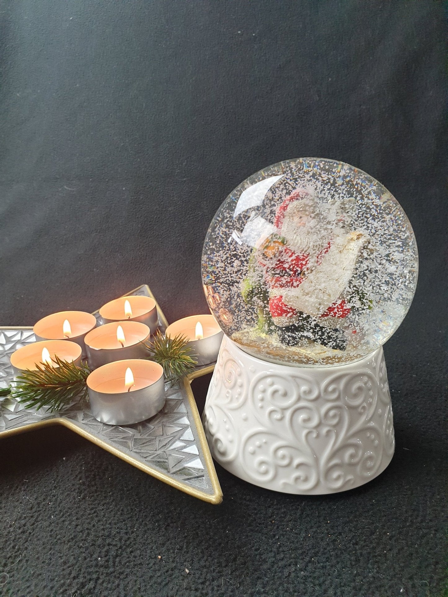 Edle Schneekugel auf weißem Porzellansockel Santa mit Spieluhr - Schneekugelhaus