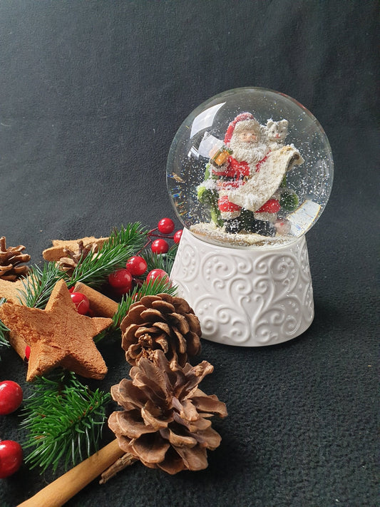 Edle Schneekugel auf weißem Porzellansockel Santa mit Spieluhr - Schneekugelhaus