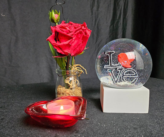 Moderne Designer Schneekugel LOVE auf Sockel weiß eck 100 mm Durchmesser - Schneekugelhaus