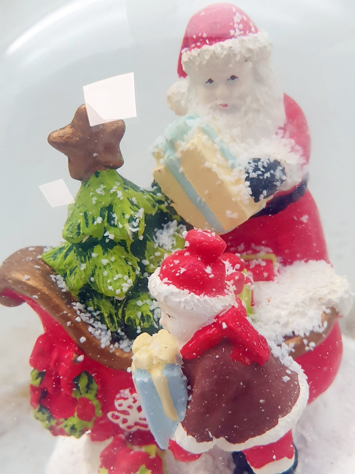 Nostalgie - Schneekugel mit Weihnachtsmann mit Schlitten mit Spieluhr 100 mm Durchmesser - Schneekugelhaus