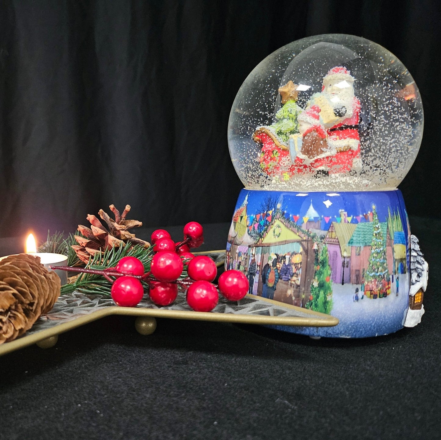 Nostalgie - Schneekugel mit Weihnachtsmann mit Schlitten mit Spieluhr 100 mm Durchmesser - Schneekugelhaus