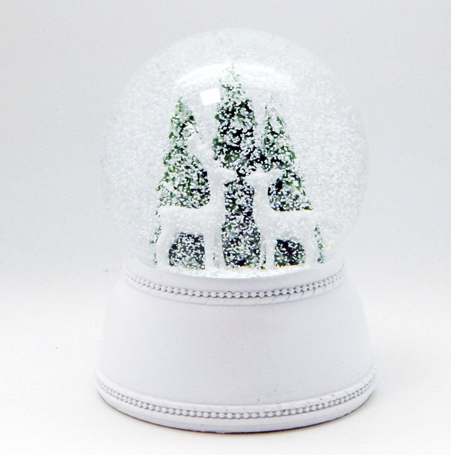 Nostalgische Schneekugel 2 Rehe vor Tannenbäumen auf Sockel weiß Nostalgie 100 mm Durchmesser mit Spieluhr - Schneekugelhaus