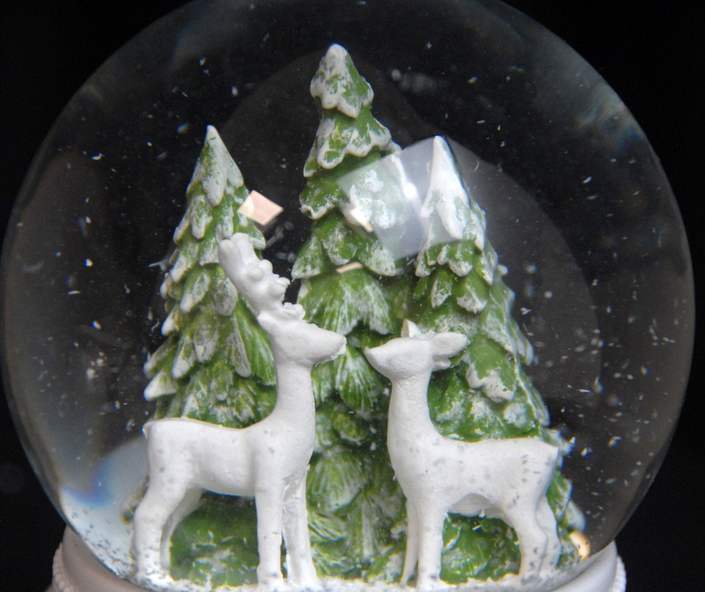 Nostalgische Schneekugel 2 Rehe vor Tannenbäumen auf Sockel weiß Nostalgie 100 mm Durchmesser mit Spieluhr - Schneekugelhaus