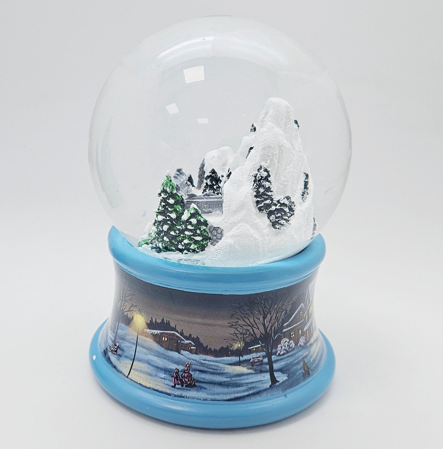 Nostalgische Schneekugel Berg mit Brücke Winterlandschaft blauer Rand 100 mm Durchmesser mit Spieluhr - Schneekugelhaus