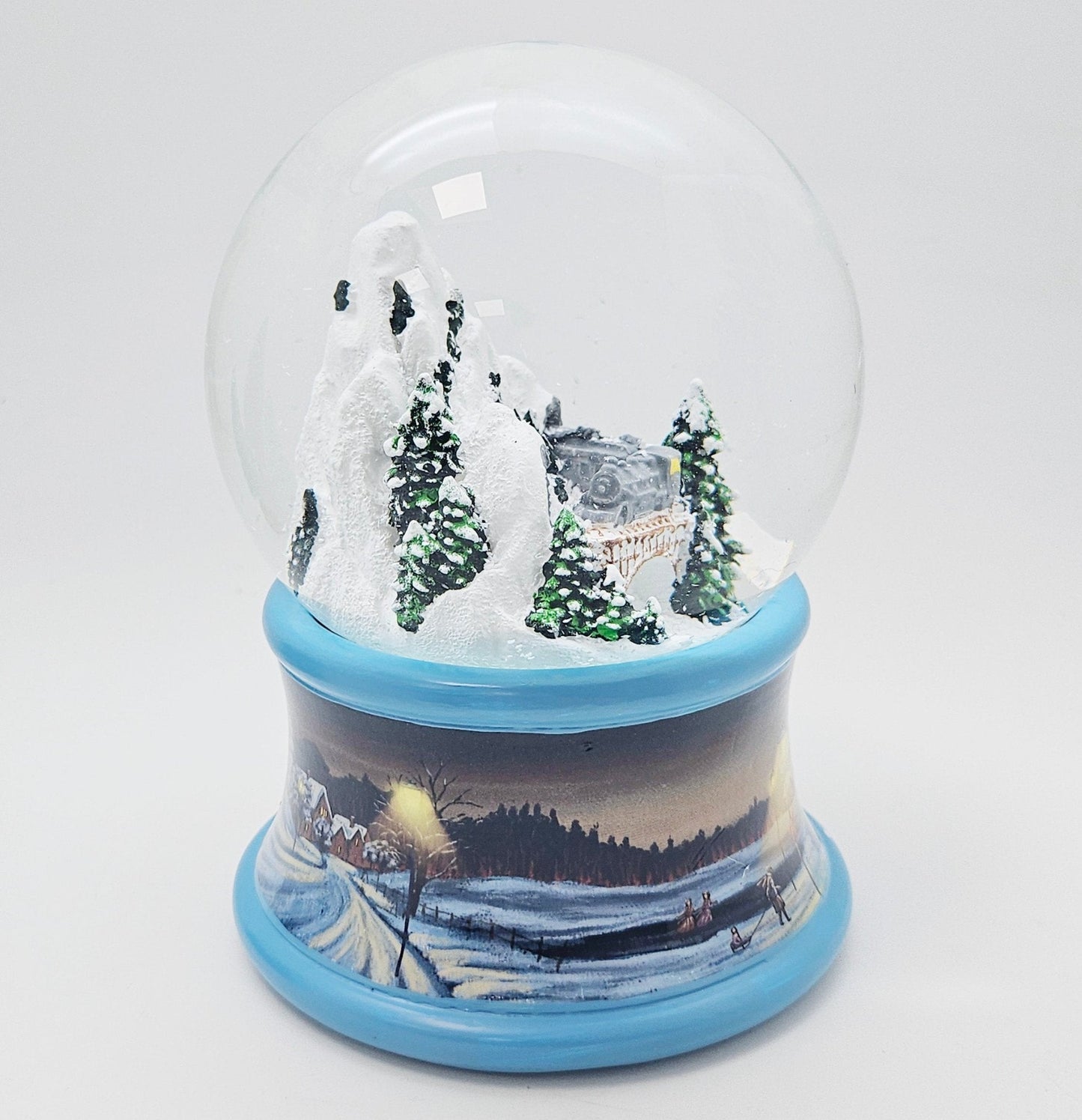 Nostalgische Schneekugel Berg mit Brücke Winterlandschaft blauer Rand 100 mm Durchmesser mit Spieluhr - Schneekugelhaus