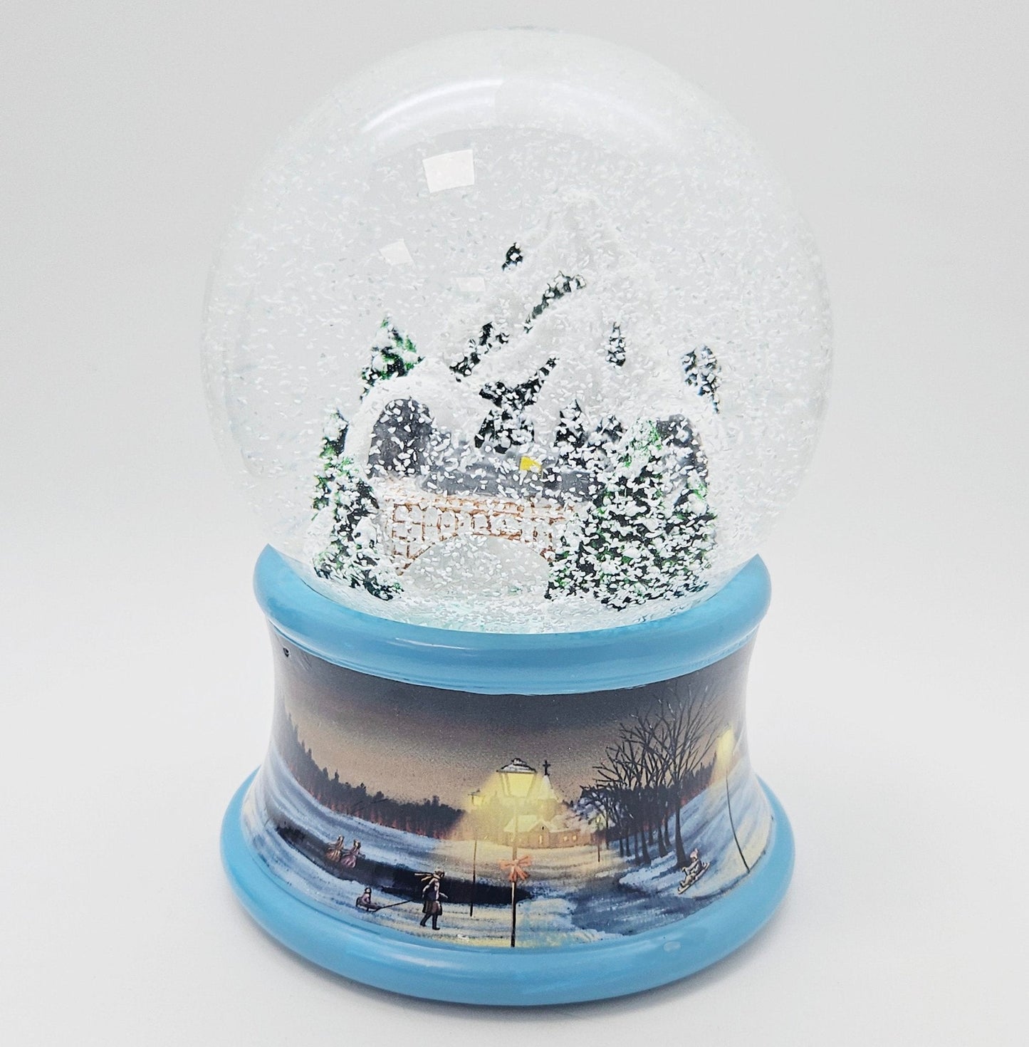 Nostalgische Schneekugel Berg mit Brücke Winterlandschaft blauer Rand 100 mm Durchmesser mit Spieluhr - Schneekugelhaus