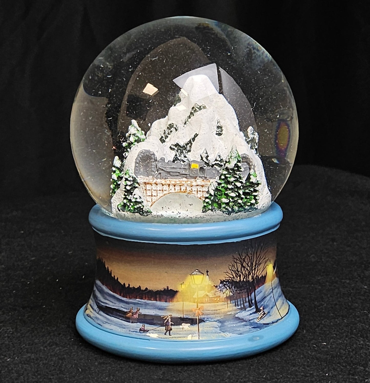 Nostalgische Schneekugel Berg mit Brücke Winterlandschaft blauer Rand 100 mm Durchmesser mit Spieluhr - Schneekugelhaus