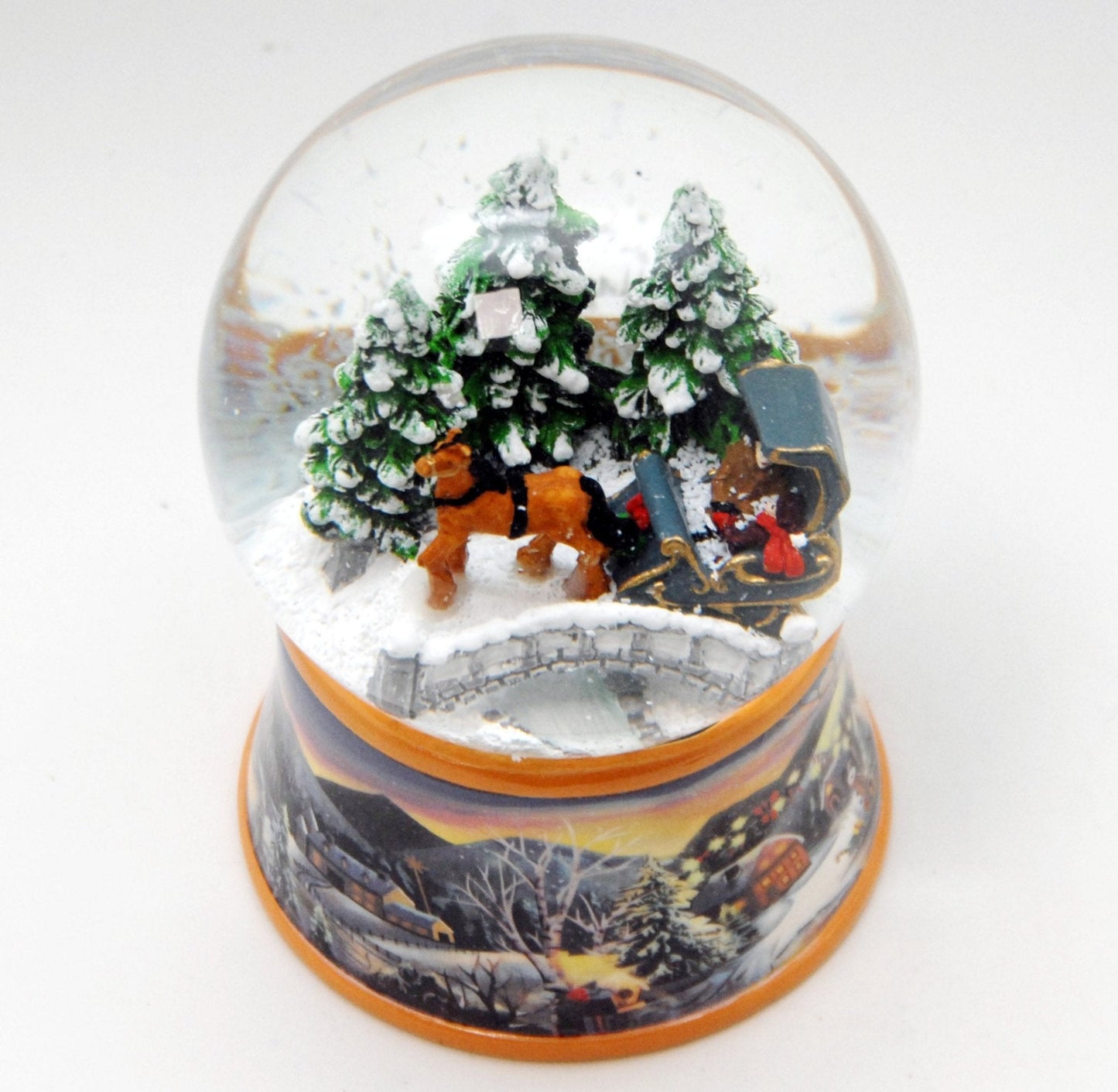 Nostalgische Schneekugel Kutsche über Brücke auf Sockel Winterlandschaft 100 mm Durchmesser mit Spieluhr - Schneekugelhaus