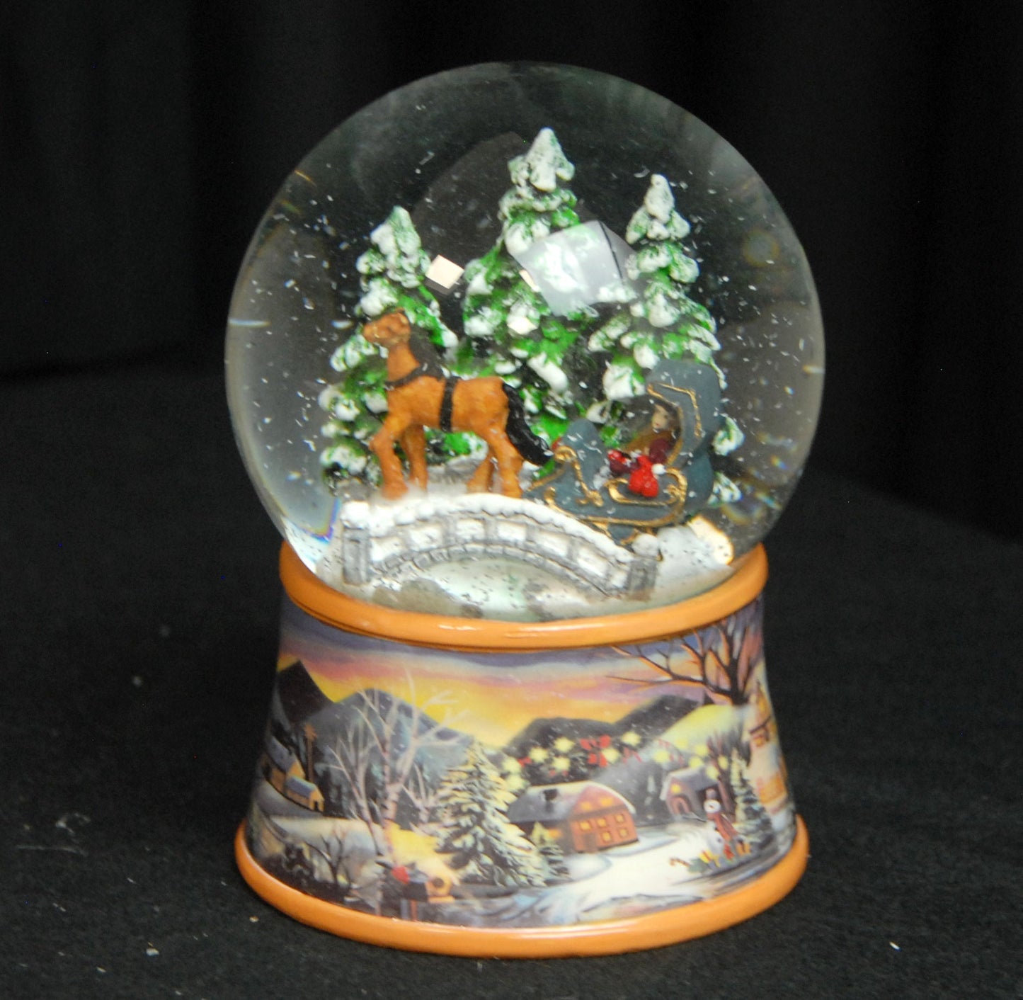 Nostalgische Schneekugel Kutsche über Brücke auf Sockel Winterlandschaft 100 mm Durchmesser mit Spieluhr - Schneekugelhaus