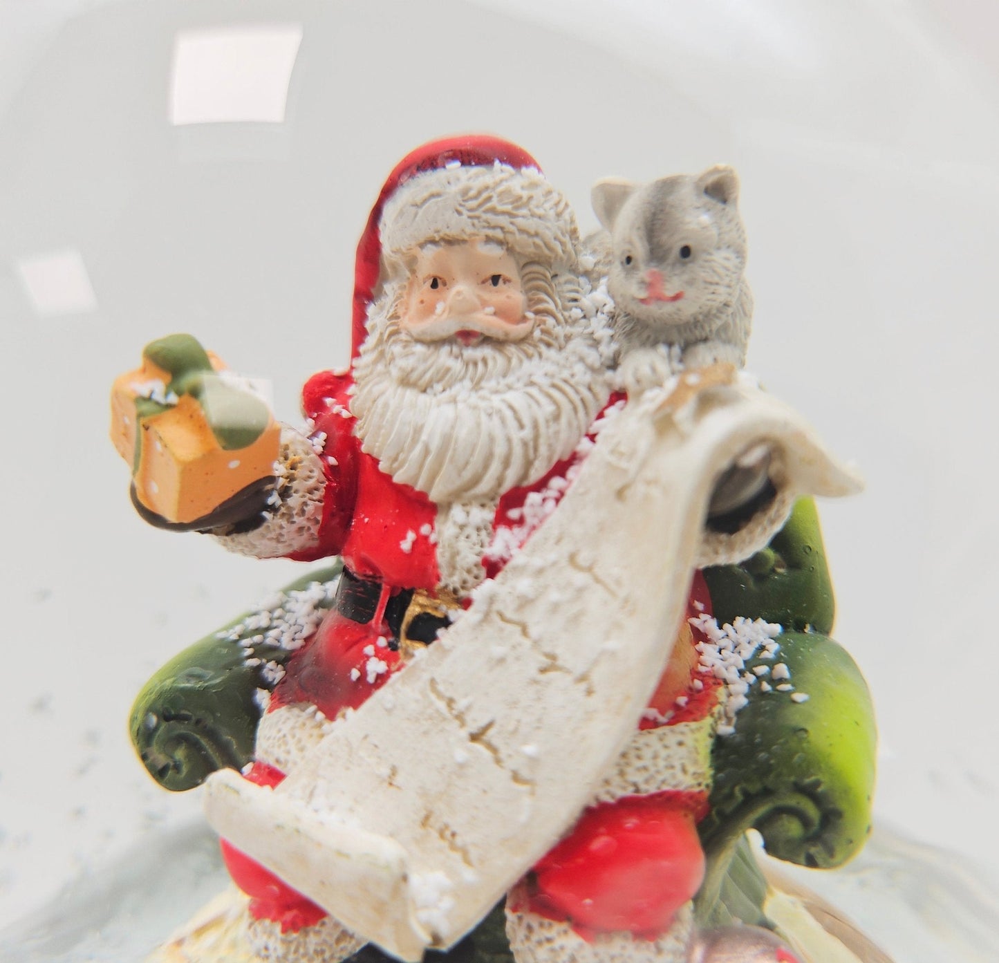Nostalgische Schneekugel Santa mit Geschenkeliste auf Sockel Weihnachtsdekor rot mm Durchmesser mit Spieluhr - Schneekugelhaus
