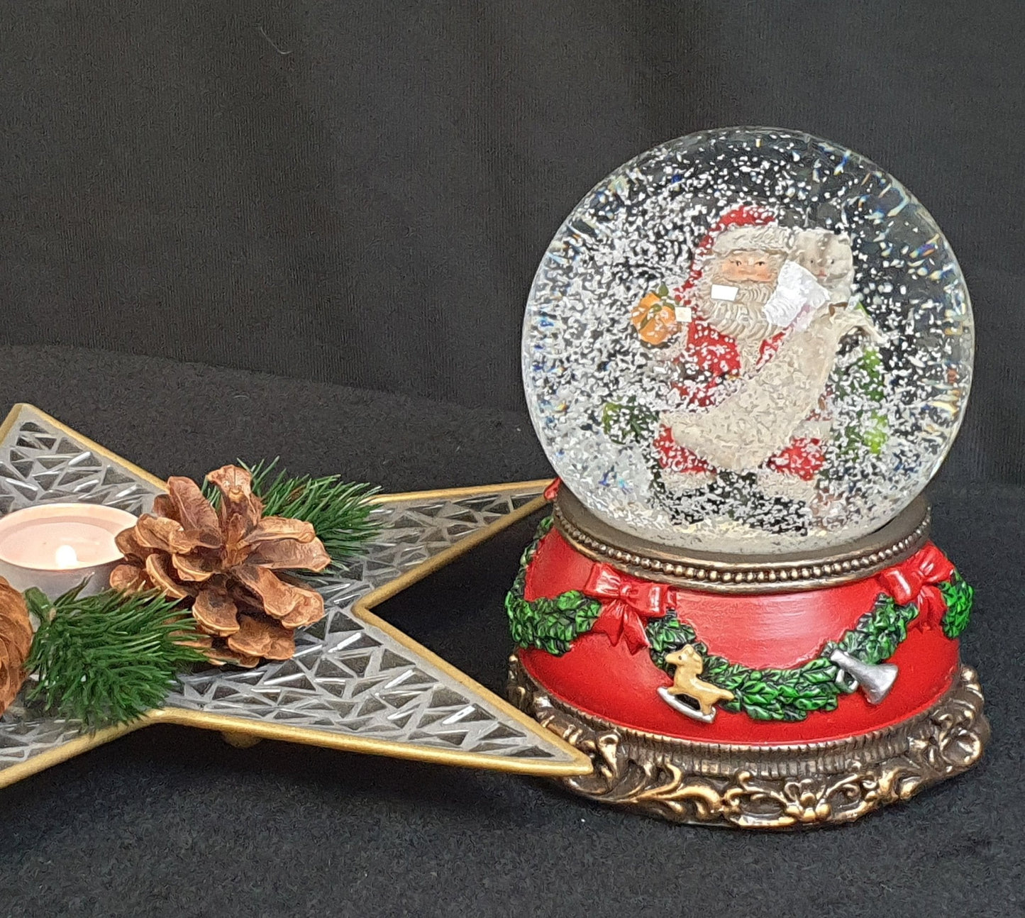 Nostalgische Schneekugel Santa mit Geschenkeliste auf Sockel Weihnachtsdekor rot mm Durchmesser mit Spieluhr - Schneekugelhaus