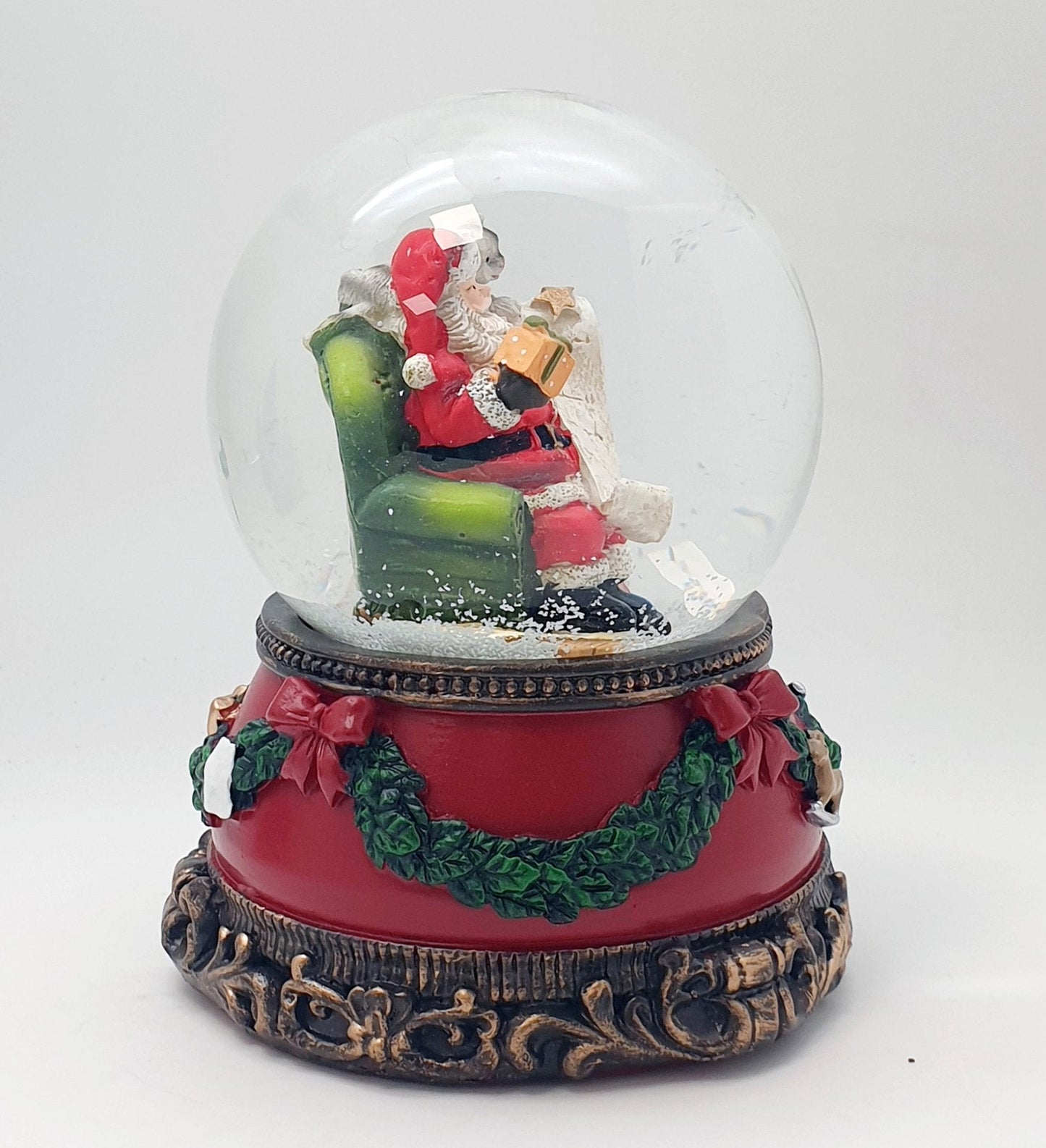 Nostalgische Schneekugel Santa mit Geschenkeliste auf Sockel Weihnachtsdekor rot mm Durchmesser mit Spieluhr - Schneekugelhaus