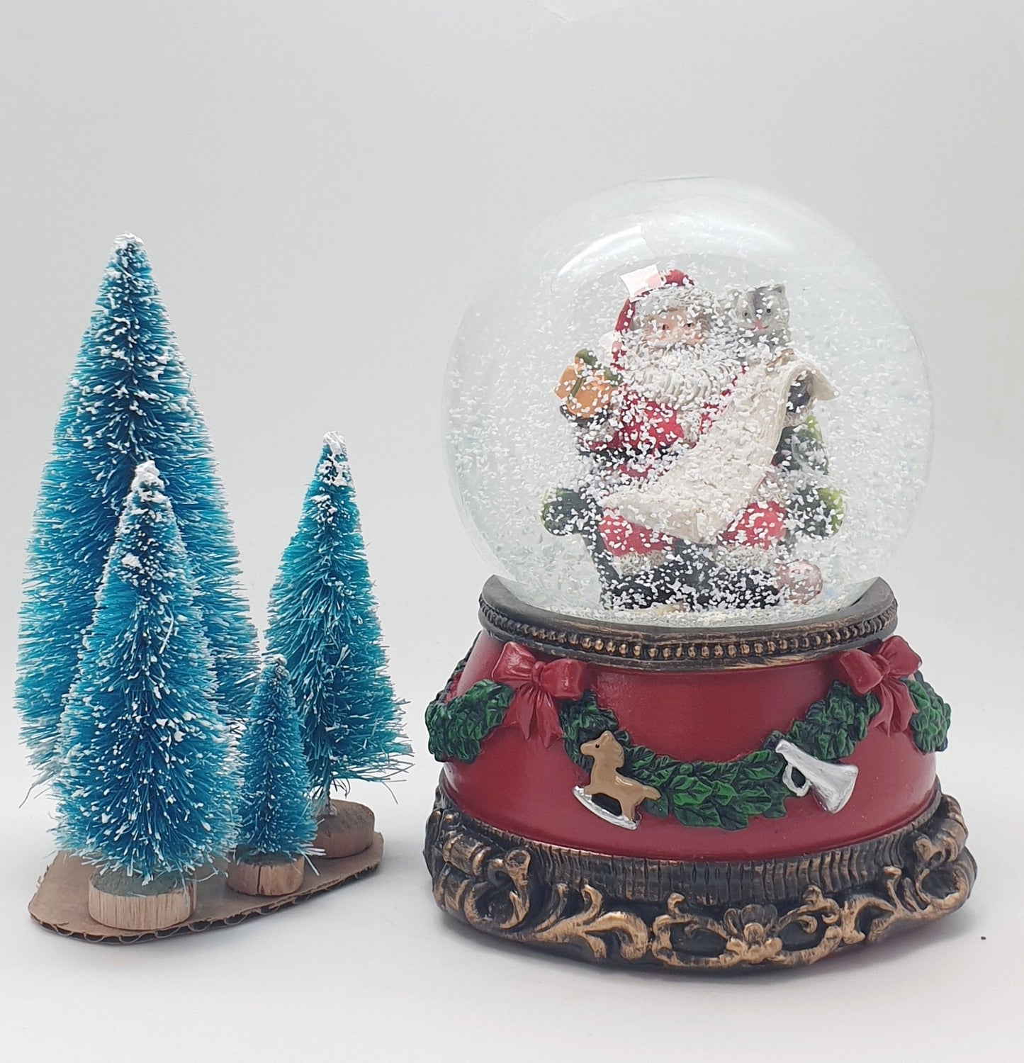 Nostalgische Schneekugel Santa mit Geschenkeliste auf Sockel Weihnachtsdekor rot mm Durchmesser mit Spieluhr - Schneekugelhaus