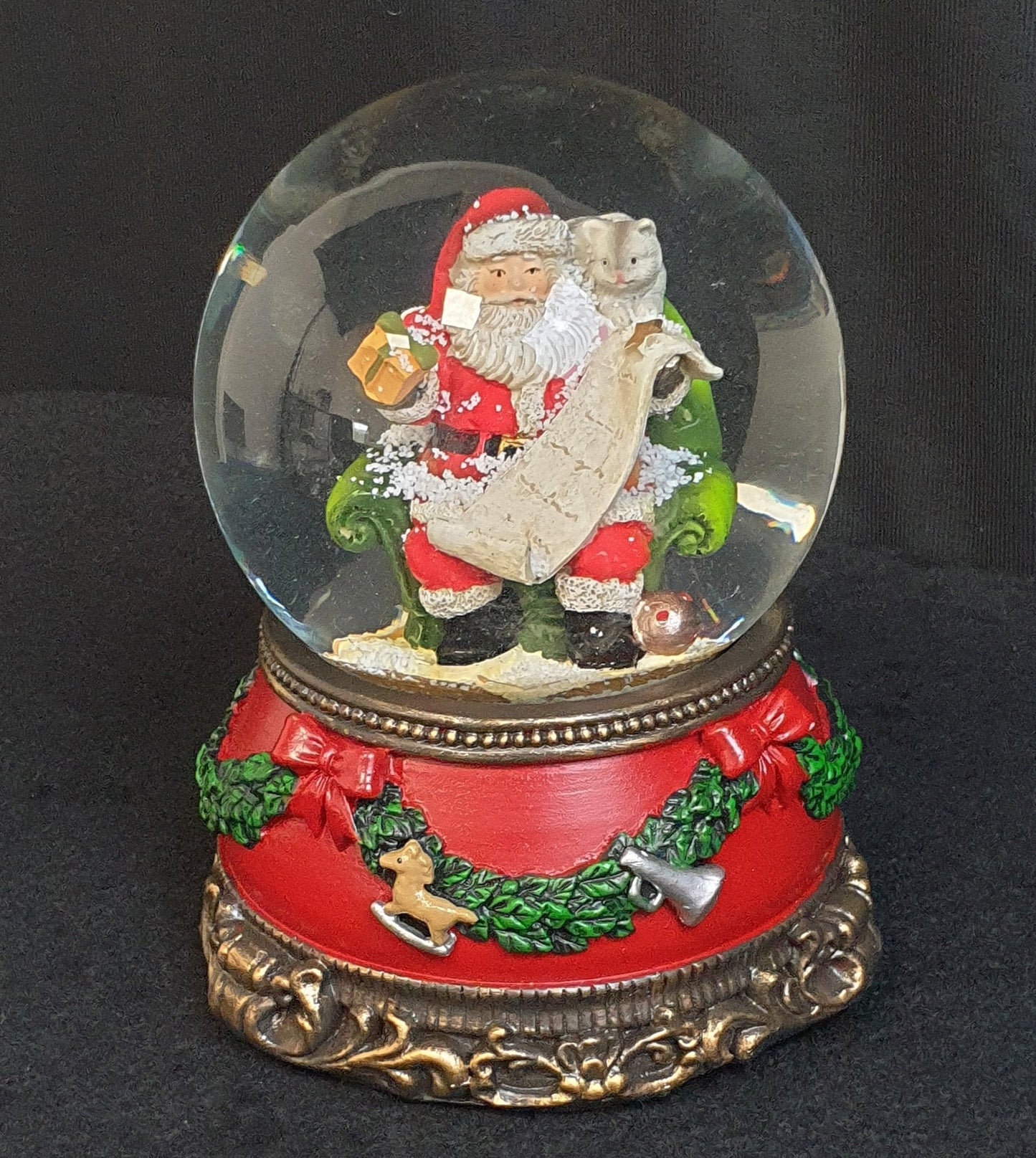 Nostalgische Schneekugel Santa mit Geschenkeliste auf Sockel Weihnachtsdekor rot mm Durchmesser mit Spieluhr - Schneekugelhaus