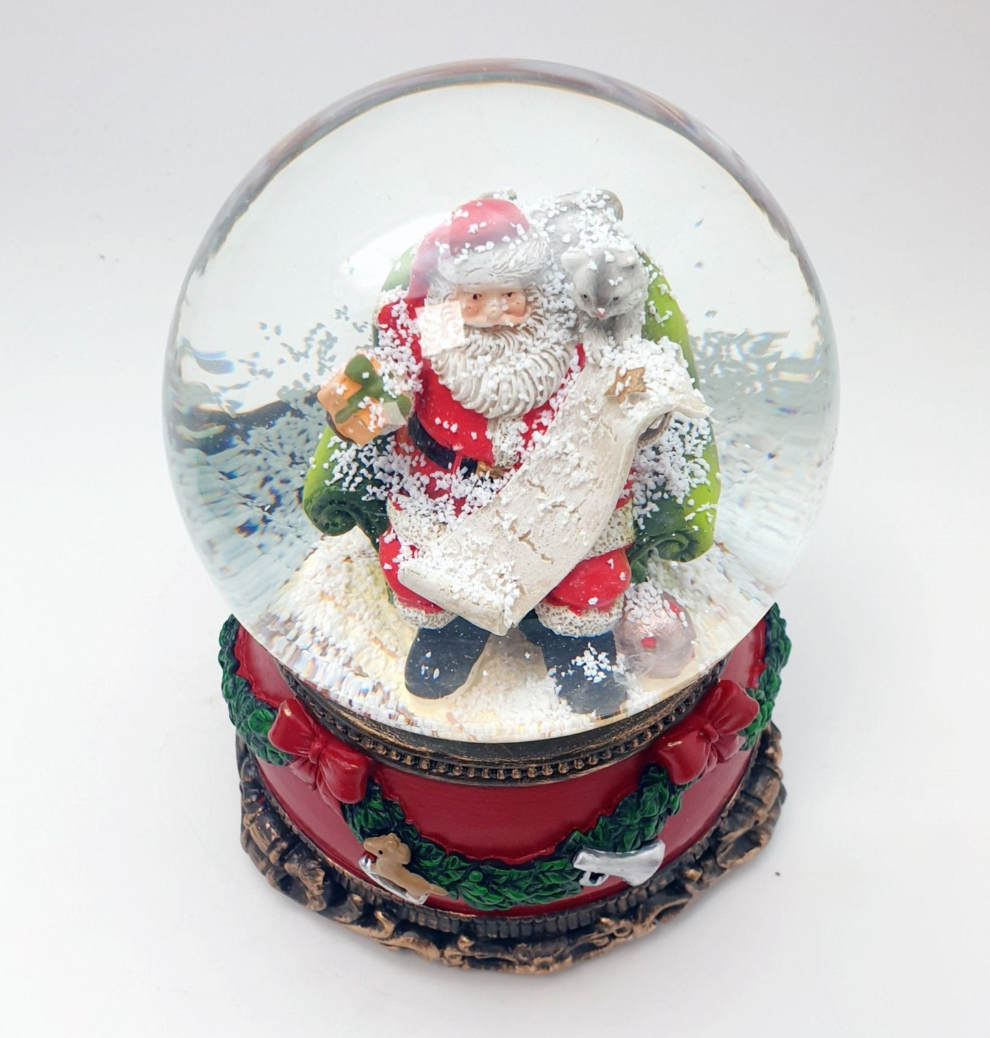 Nostalgische Schneekugel Santa mit Geschenkeliste auf Sockel Weihnachtsdekor rot mm Durchmesser mit Spieluhr - Schneekugelhaus