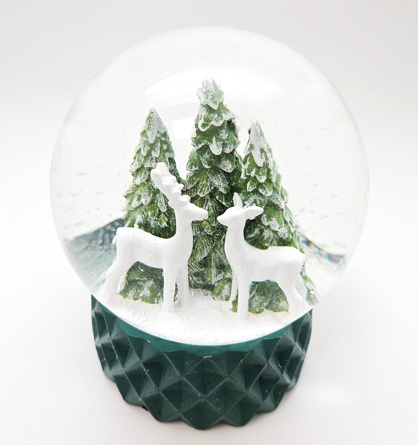 Schneekugel 2 Rehe auf Sockel grün kubisch "PURE - Line" 10 cm Durchmesser - Schneekugelhaus