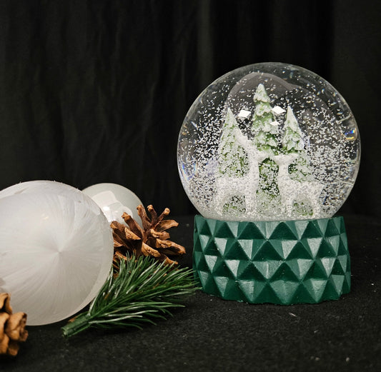 Schneekugel 2 Rehe auf Sockel grün kubisch "PURE - Line" 10 cm Durchmesser - Schneekugelhaus