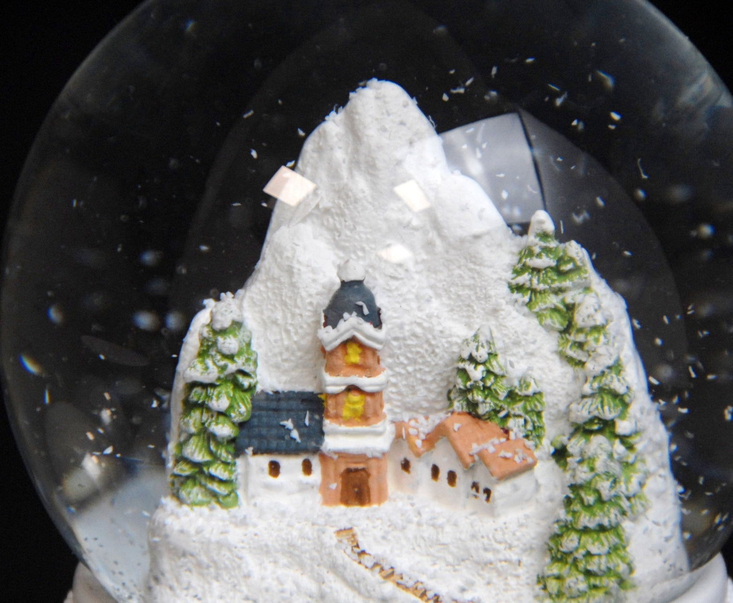 Schneekugel Bergdorf auf Holzsockel "Country - Line" 10 cm Durchmesser - Schneekugelhaus