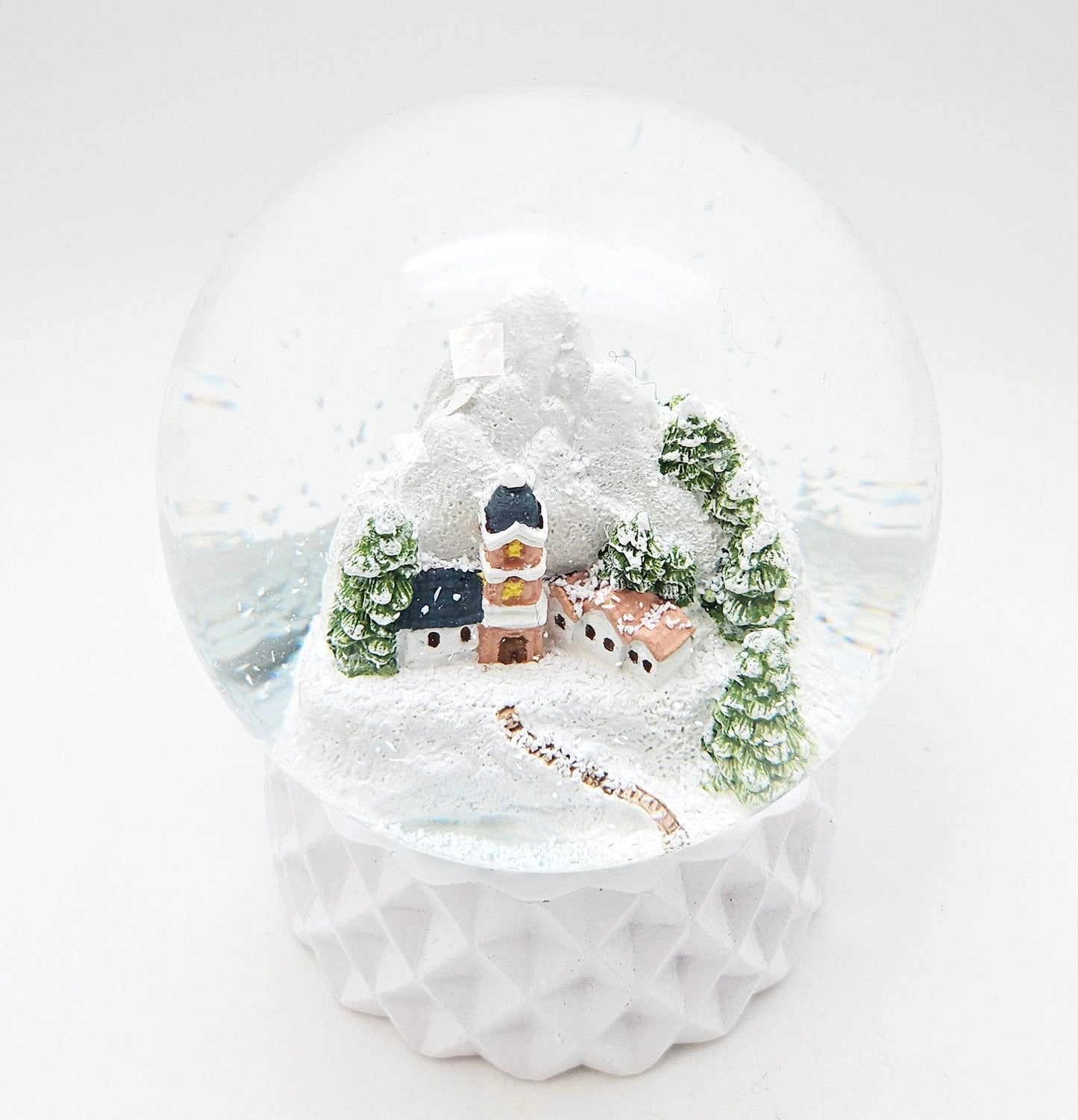 Schneekugel Bergdorf auf Sockel weiß kubisch "PURE - Line" 10 cm Durchmesser - Schneekugelhaus
