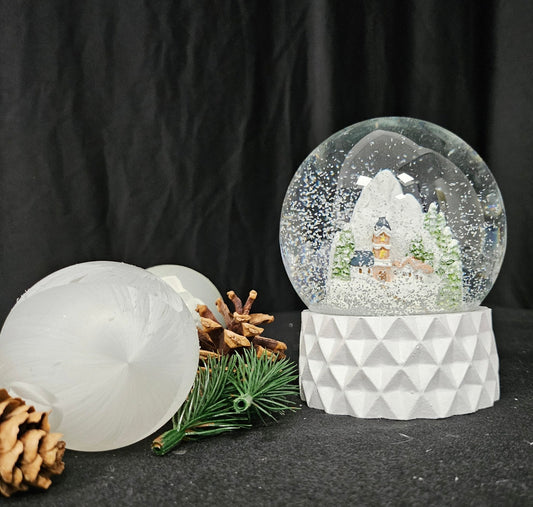 Schneekugel Bergdorf auf Sockel weiß kubisch "PURE - Line" 10 cm Durchmesser - Schneekugelhaus