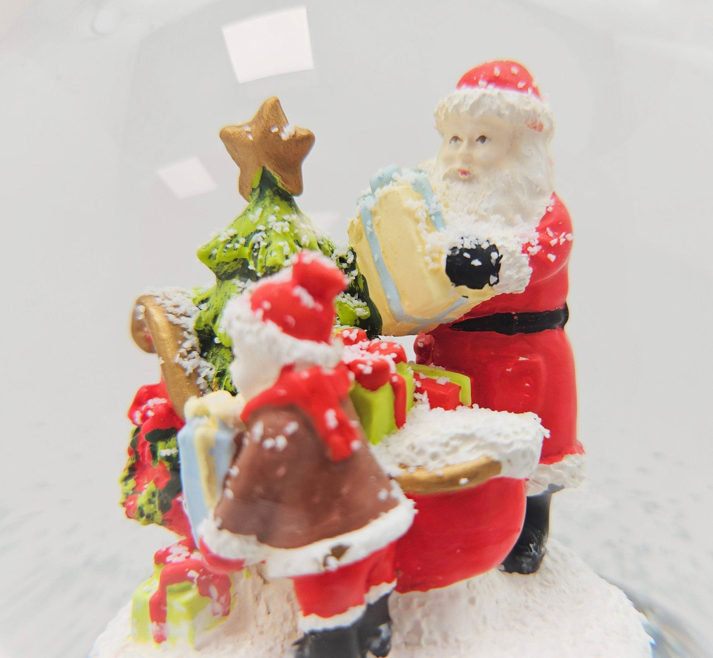 Schneekugel Christmas Shopping rot eck "PURE - Line" 10 cm Durchmesser - Schneekugelhaus