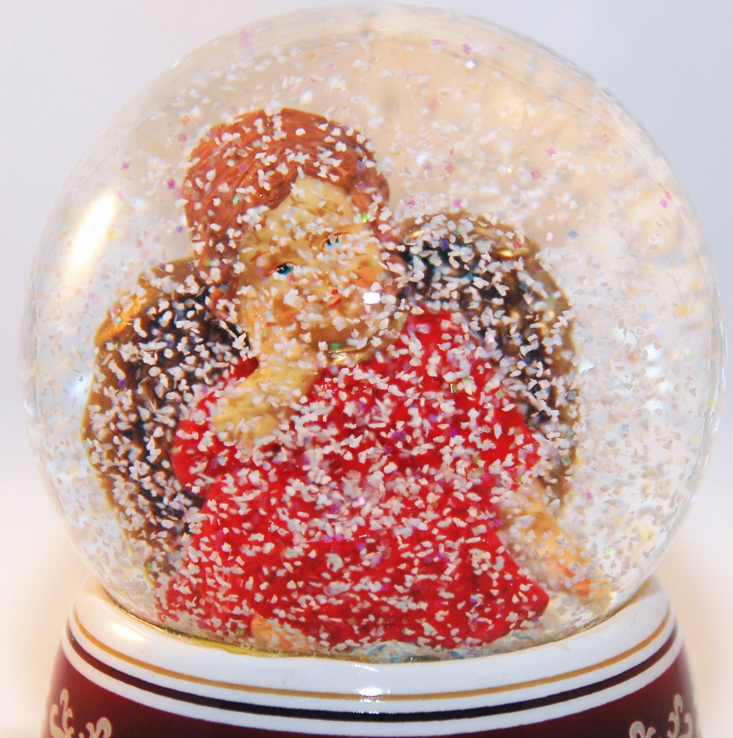 Schneekugel Engel rot mit Spieluhr - Schneekugelhaus