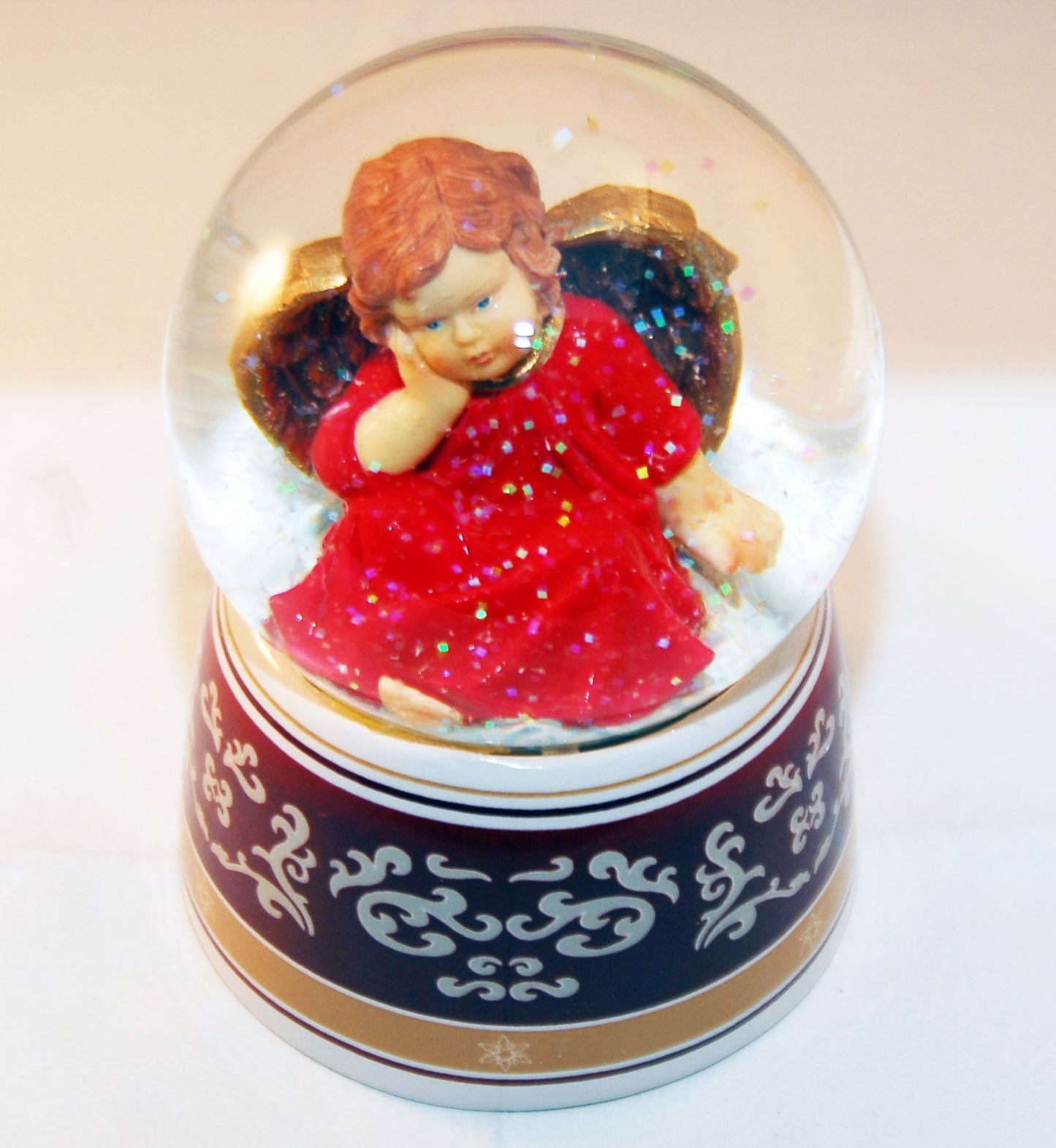 Schneekugel Engel rot mit Spieluhr - Schneekugelhaus