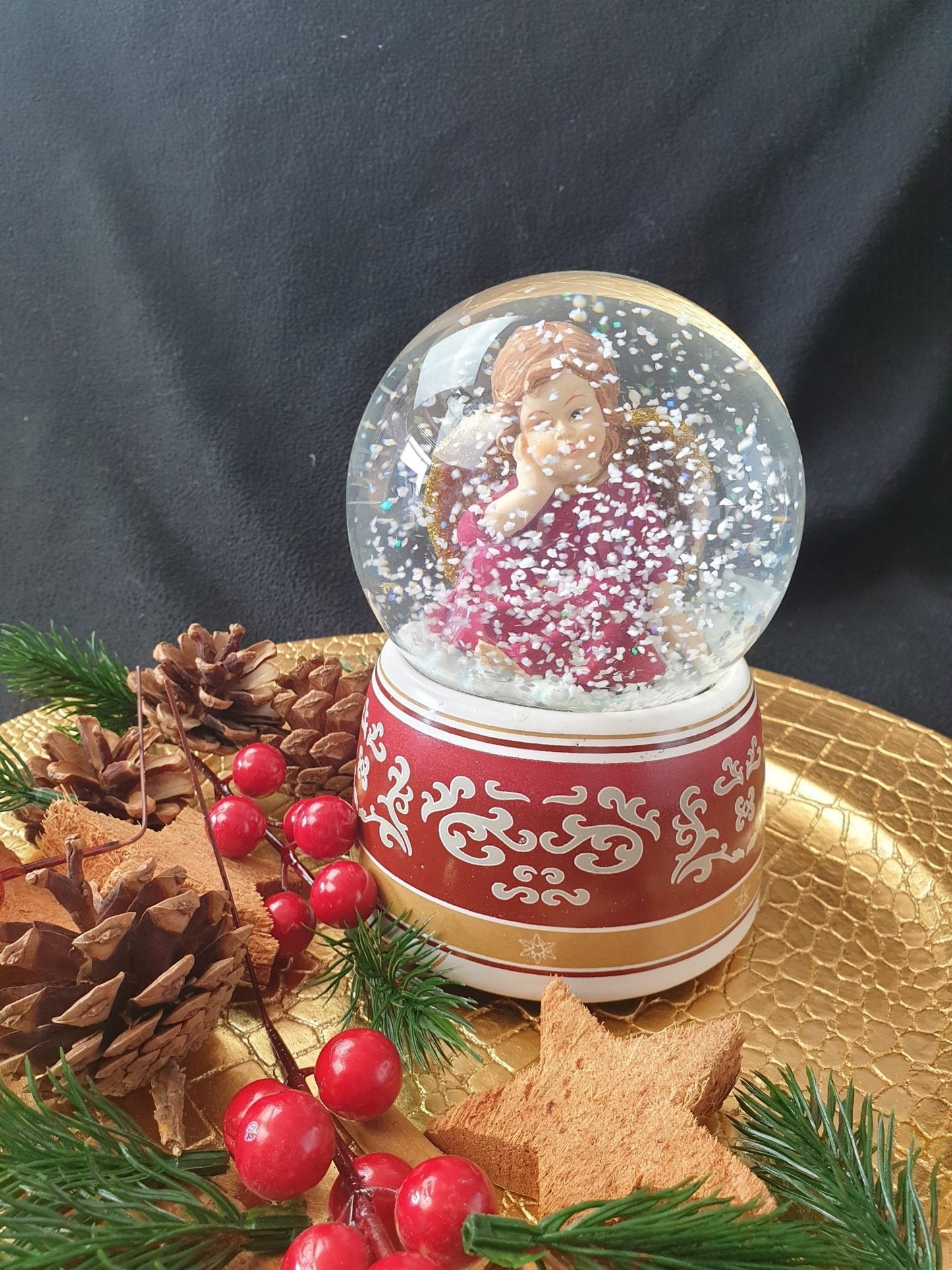Schneekugel Engel rot mit Spieluhr - Schneekugelhaus