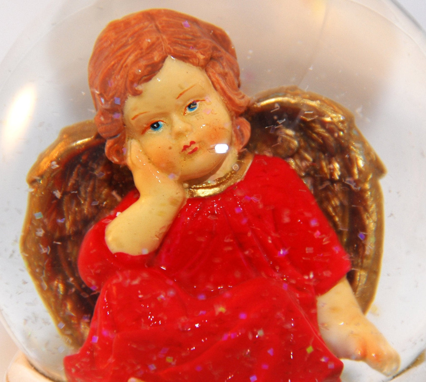 Schneekugel Engel rot mit Spieluhr - Schneekugelhaus