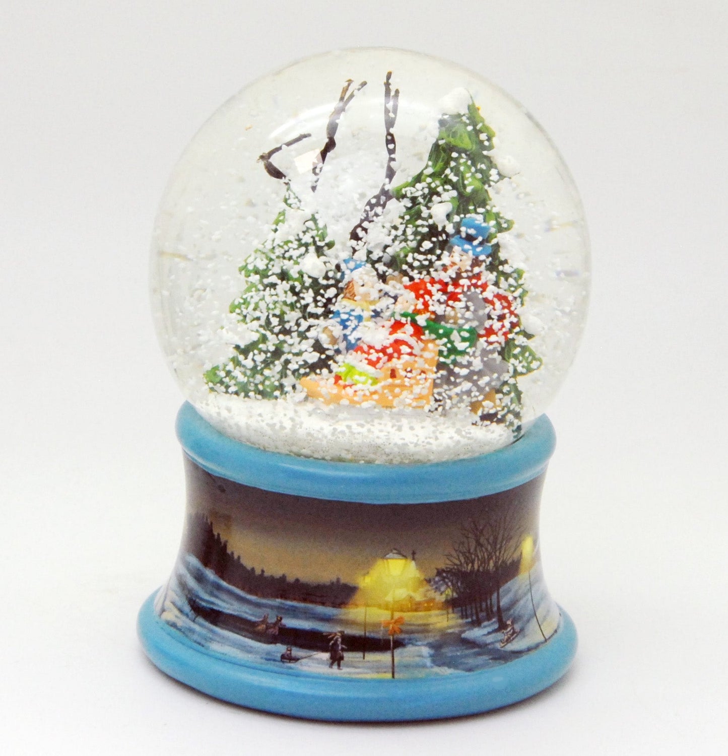 Schneekugel Familie im Winterwald mit Schlitten auf Sockel Winterlandschaft Eisläufer blau mit Spieluhr - Schneekugelhaus