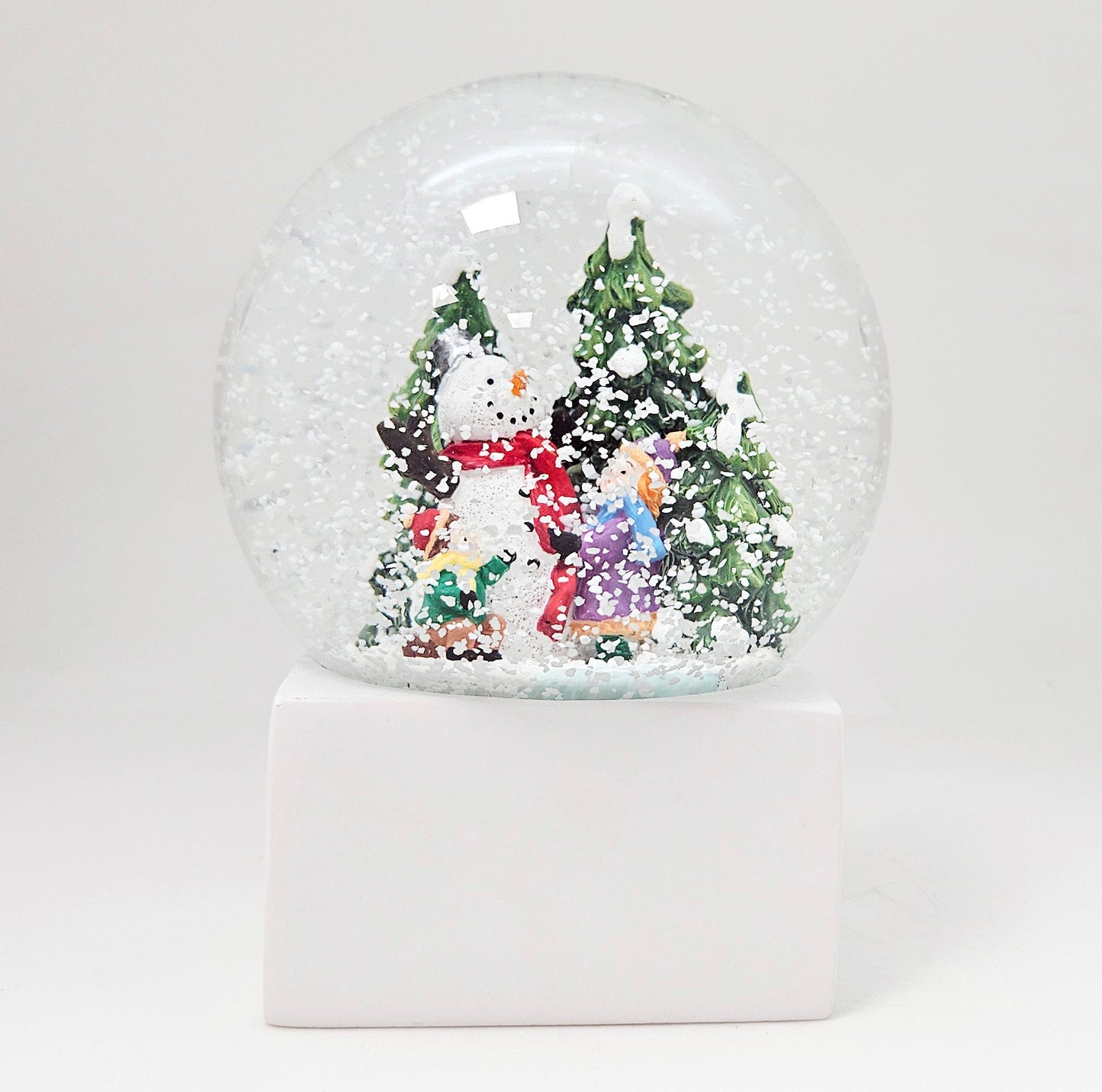 Schneekugel Kinder bauen Schneemann auf Sockel weiß eck "PURE - Line" 10 cm Durchmesser - Schneekugelhaus