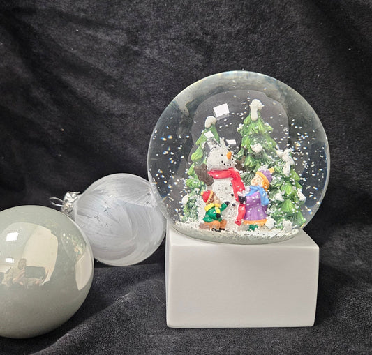 Schneekugel Kinder bauen Schneemann auf Sockel weiß eck "PURE - Line" 10 cm Durchmesser - Schneekugelhaus