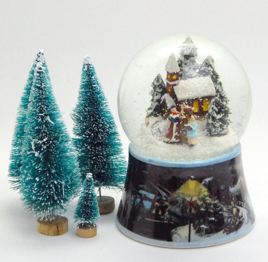 Schneekugel Romantischer Winterspaziergang auf Sockel nostalgischer Weihnachtsmarkt mit Spieluhr - Schneekugelhaus