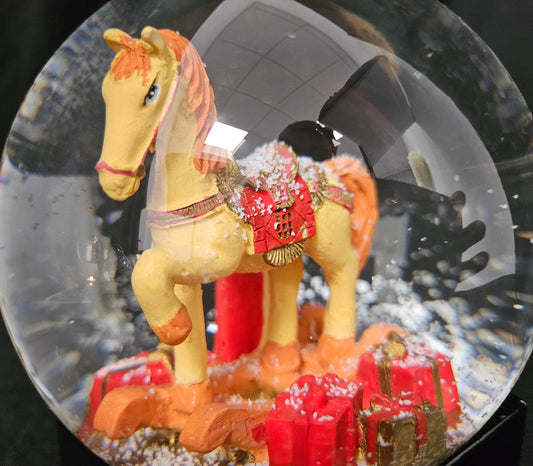 Schneekugel Schaukelpferd mit Geschenken rot eck "PURE - Line" 10 cm Durchmesser - Schneekugelhaus