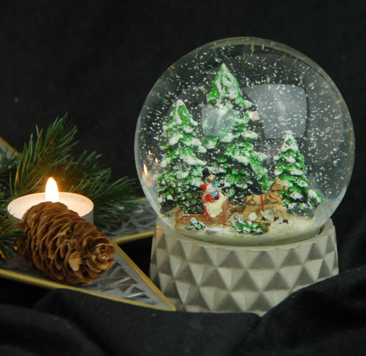 Schneekugel Schlittenfahrt auf Sockel sand farben kubisch "PURE-Line" 10 cm Durchmesser - Schneekugelhaus