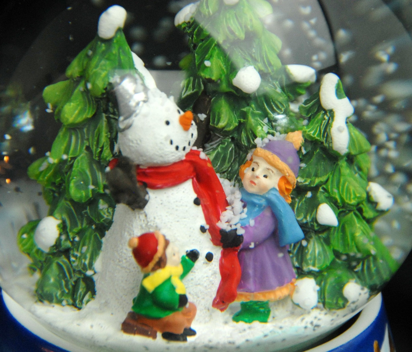 Schneekugel Schneemann zwei Kinder auf Sockel Winterlandschaft mittelblau mit Spieluhr 10 cm Durchmesser - Schneekugelhaus
