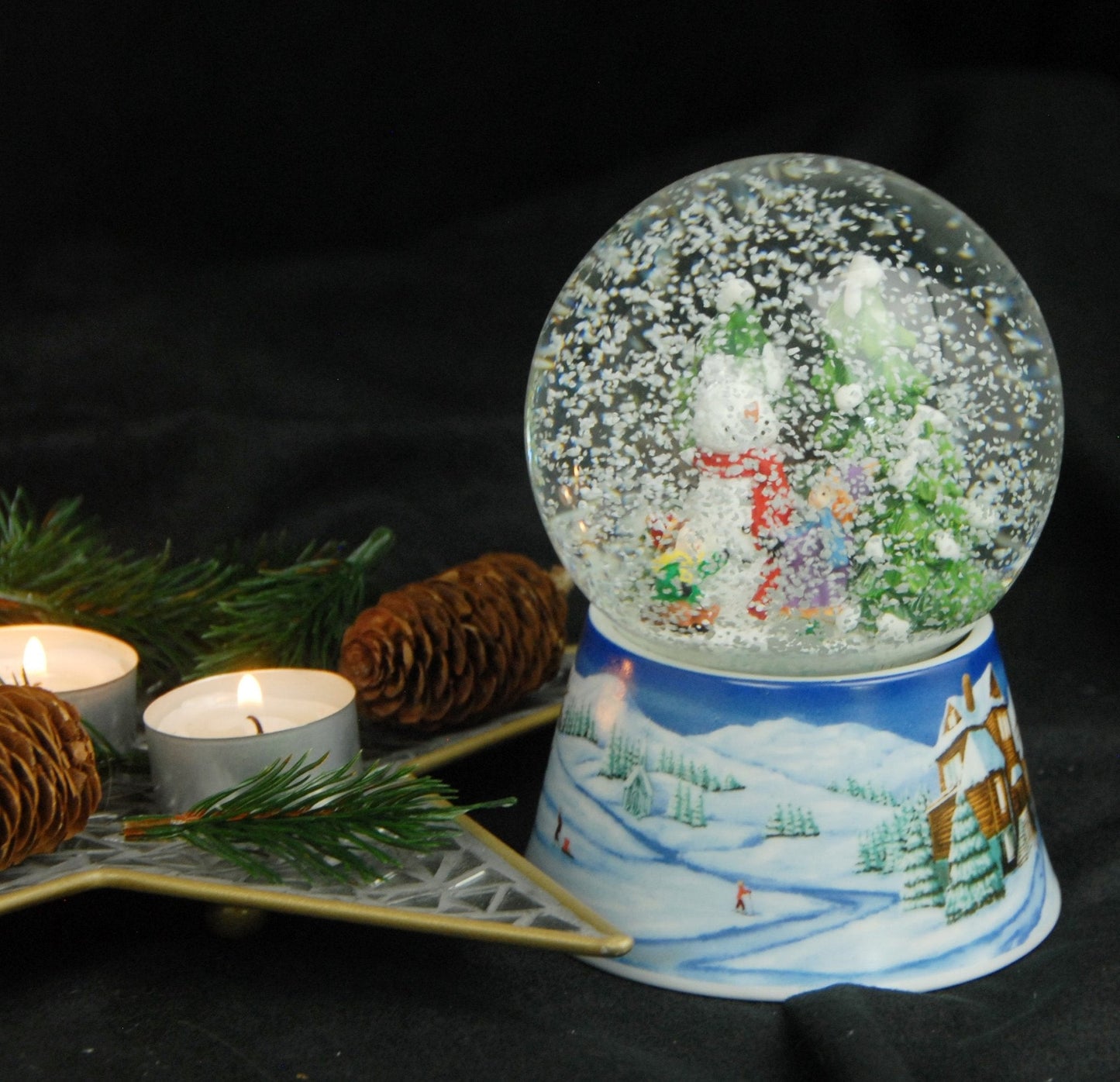 Schneekugel Schneemann zwei Kinder auf Sockel Winterlandschaft mittelblau mit Spieluhr 10 cm Durchmesser - Schneekugelhaus