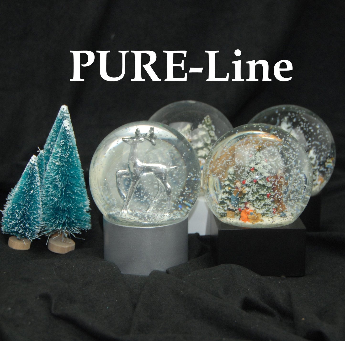 Schneekugel Weihnachts-Schlittenfahrt auf Sockel schwarz eckig "PURE-Line" 10 cm Durchmesser - Schneekugelhaus