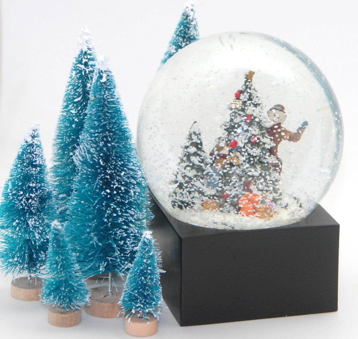 Schneekugel Weihnachtsbaum schmücken auf Sockel schwarz eckig "PURE-Line" 10 cm Durchmesser - Schneekugelhaus