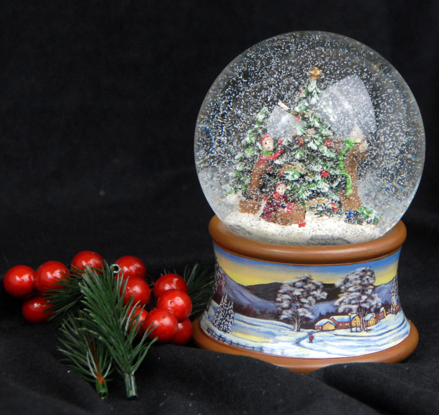 Schneekugel Weihnachtsbaum schmücken auf Sockel Winterlandschaft braun mit Spieluhr - Schneekugelhaus