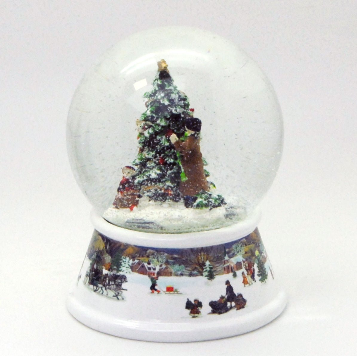 Schneekugel Weihnachtsbaum schmücken mit Geschenken auf Sockel nostalgische Schneelandschaft mit Spieluhr - Schneekugelhaus