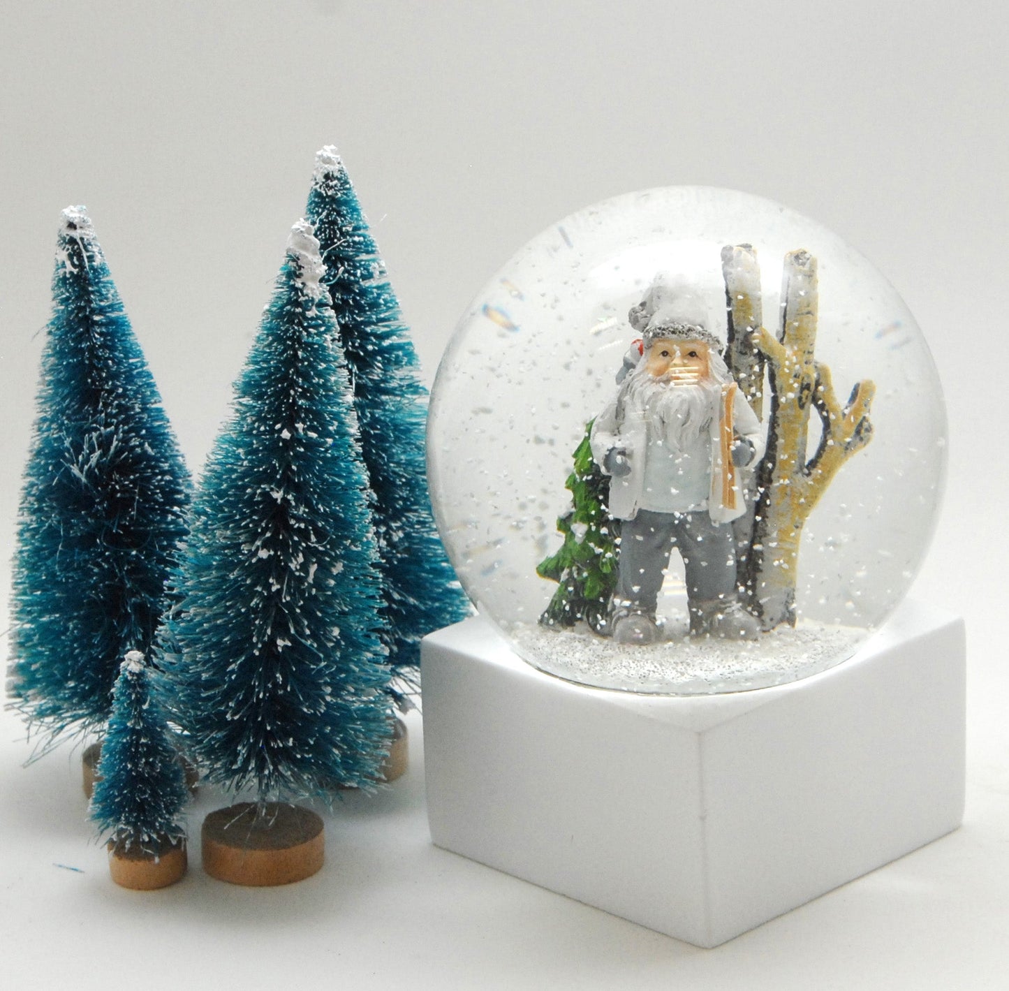 Schneekugel Weihnachtsmann weiß auf Sockel weiß eckig "PURE-Line" 10 cm Durchmesser - Schneekugelhaus